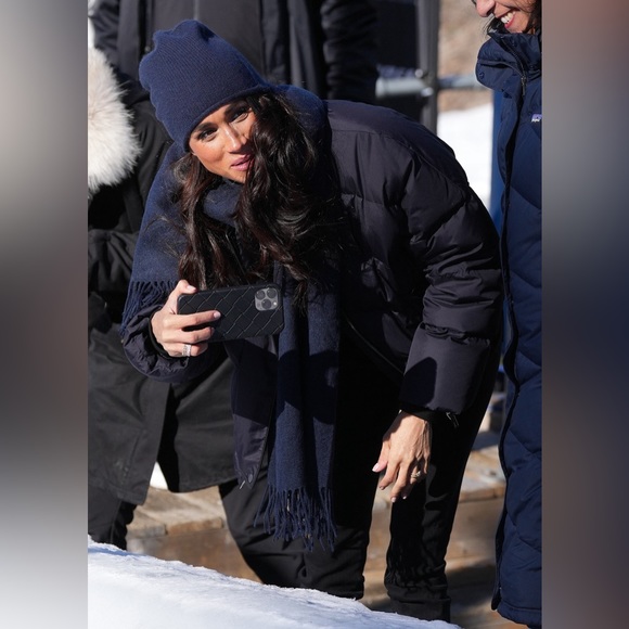 Other Stories wool scarf in navy blue - Picture 4 of 6